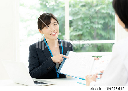 医師に情報提供するMR女性 69673612
