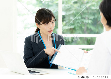 医師に情報提供するMR女性 69673614