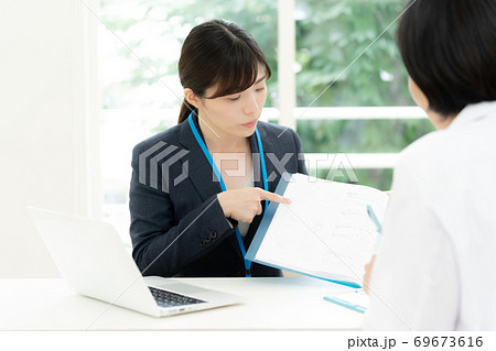 医師に情報提供するMR女性 69673616
