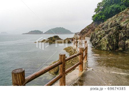 雨の仙酔島 遊歩道(広島県福山市) 雨の仙酔島 遊歩道(広島県福山市) 69674385