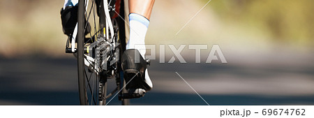 Racing- bike detail on gear wheels and feet 69674762