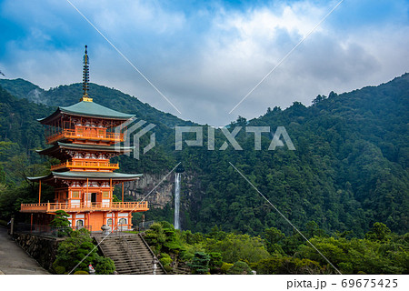 和歌山県 那智山青岸渡寺の三重の塔と那智の滝 和歌山県 那智山青岸渡寺の三重の塔と那智の滝 69675425