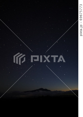 黎明のチャオ御岳マウントリゾートから雲上の乗鞍岳と北斗七星と北極星を望む 69675773