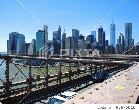 ブルックリン橋から見たマンハッタンの街並みの写真素材