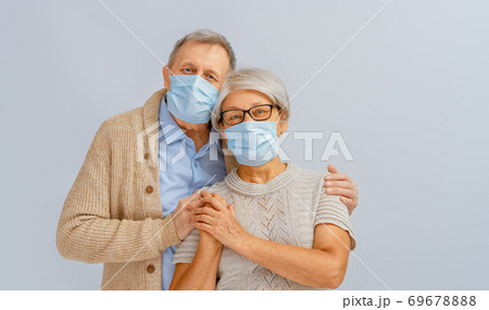 Senior couple wearing facemask 69678888