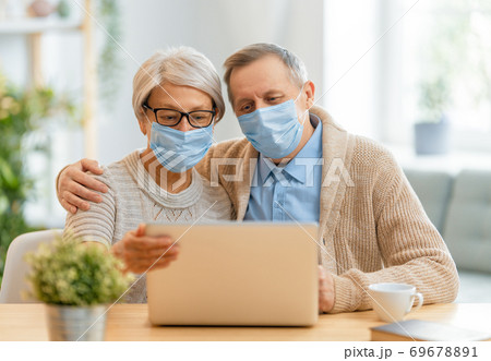 Senior couple wearing facemasks 69678891