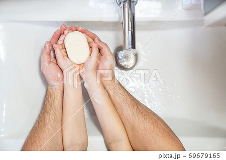 dad with little daughter thorough washing hands 69679165