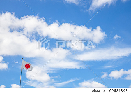 青空と雲と日本の国旗 69681393