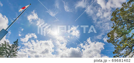 青空と雲と日本の国旗 青空と雲と日本の国旗 69681402