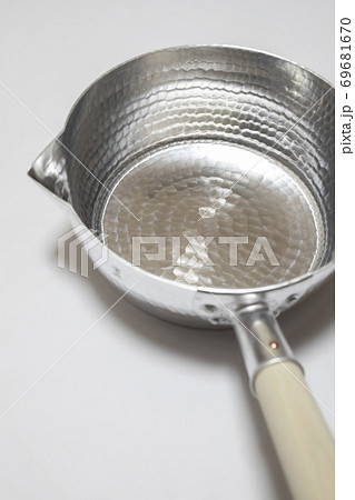 日本料理に使用する雪平鍋【白背景】 日本料理に使用する雪平鍋【白背景】 69681670