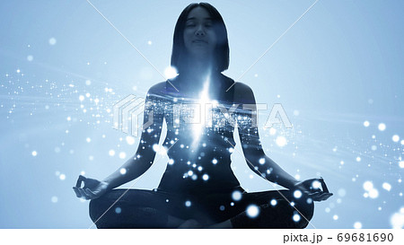 マインドフルネス　精神統一　瞑想をする女性 69681690