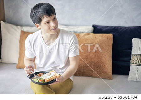 男性 朝食 ライフスタイル 男性 朝食 ライフスタイル 69681784