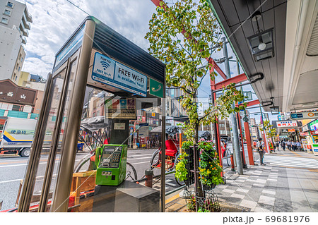 日本の東京都市景観 東京メトロ・浅草駅（出入口）前にある電話ボックスとFREE Wi-Fiなど 69681976