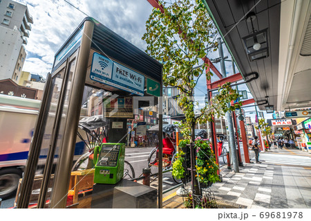 日本の東京都市景観 東京メトロ・浅草駅(出入口)前にある電話ボックスとFREE Wi-Fiなど 日本の東京都市景観 東京メトロ・浅草駅(出入口)前にある電話ボックスとFREE Wi-Fiなど 69681978