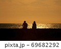 夕暮れのカップル 69682292