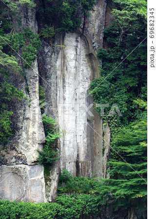 岸壁に仏像 69682345