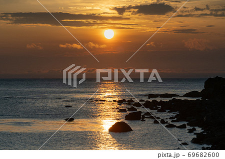 日本海に上る朝日 北海道余市町の風景の写真素材