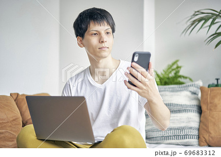 男性　パソコン　ライフスタイル 69683312
