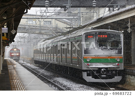 雪の日の黒磯駅に留置中の宇都宮線205系と貨物列車 69683722