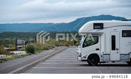 大自然を目の前にしたキャンピングカー 69684118