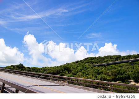 ニライカナイ橋から眺める空 ニライカナイ橋から眺める空 69684259