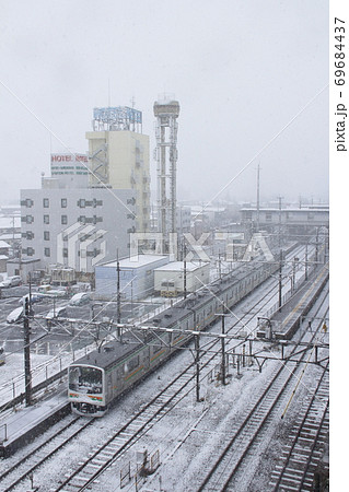 雪の日の宇都宮線205系（元京葉線車両：宇都宮⇔黒磯） 69684437