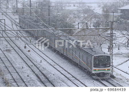 雪の日の宇都宮線205系（元京葉線車両：宇都宮⇔黒磯） 69684439