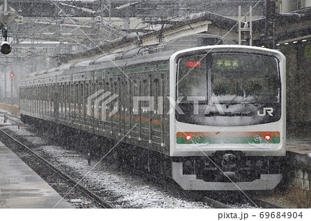 雪舞う黒磯駅に停車中の宇都宮線205系8両(元京葉線車両) 雪舞う黒磯駅に停車中の宇都宮線205系8両(元京葉線車両) 69684904