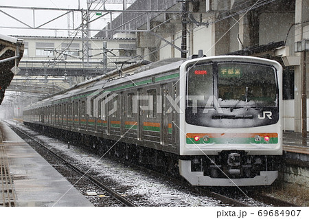 雪舞う黒磯駅に停車中の宇都宮線5系8両 元京葉線車両 の写真素材