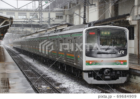 雪舞う黒磯駅に停車中の宇都宮線205系8両(元京葉線車両) 雪舞う黒磯駅に停車中の宇都宮線205系8両(元京葉線車両) 69684909