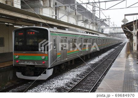 雪舞う黒磯駅に到着する宇都宮線205系8両（元埼京線車両） 69684970