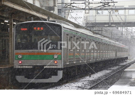 雪舞う黒磯駅に到着する宇都宮線205系8両(元埼京線車両) 雪舞う黒磯駅に到着する宇都宮線205系8両(元埼京線車両) 69684971