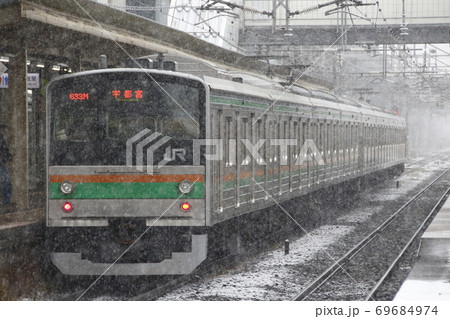 雪舞う黒磯駅に到着する宇都宮線205系8両（元埼京線車両） 69684974