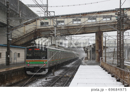 雪舞う黒磯駅に到着する宇都宮線205系8両(元埼京線車両) 雪舞う黒磯駅に到着する宇都宮線205系8両(元埼京線車両) 69684975
