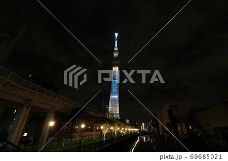 夜のライトアップされた東京スカイツリーの写真素材