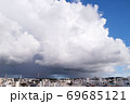 那覇の街に近付く積乱雲と雨 69685121