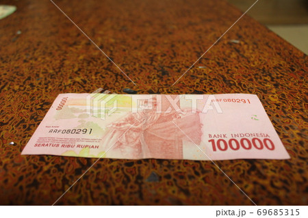 100000ルピア 69685315