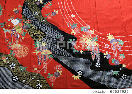 成人式用の振袖の柄・正絹・絞り柄 69687925