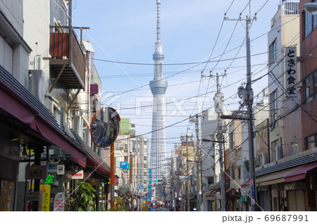 下町情緒残る東京合羽橋道具街から見た東京スカイツリーの写真素材