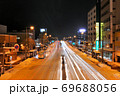 青森市内 大雪の日の国道7号線の夜景  ② 69688056