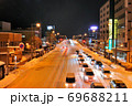 青森市内 大雪の日の国道7号線の夜景  ④ 69688211