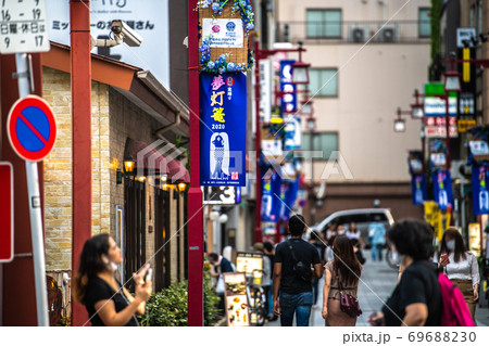 日本の東京都市景観 浅草・浅草寺雷門近くの雷門一之宮商店街などを望む(疫病退散・アマビエ) 日本の東京都市景観 浅草・浅草寺雷門近くの雷門一之宮商店街などを望む(疫病退散・アマビエ) 69688230