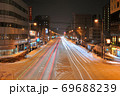 青森市内 大雪の日の国道7号線の夜景  ⑤ 69688239