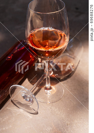 wine in glasses wine in glasses 69688276