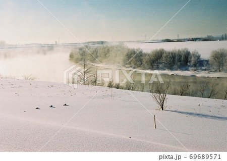 風景　北海道北広島市　雪景色・川霧 69689571