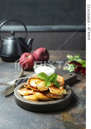 mini pancakes 69692412