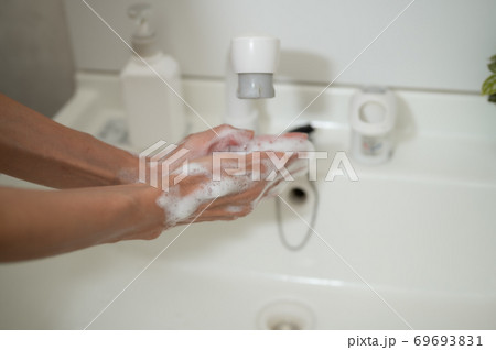 コロナ対策石鹸で手洗い コロナ対策石鹸で手洗い 69693831