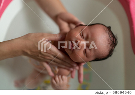 沐浴する新生児の赤ちゃん 69694640