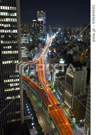 ビル群を縫う夜の首都高速道路の写真素材