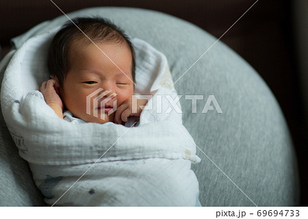 生後7日目の新生児の赤ちゃん 69694733